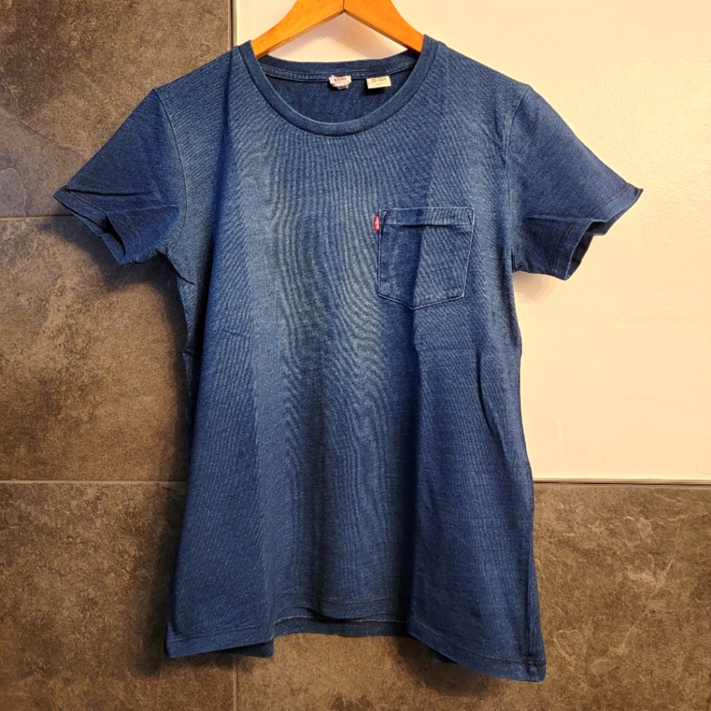 Levi's Pocket Tee. Small